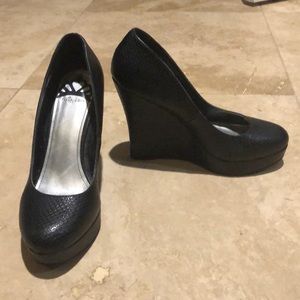 Black snake print closed toed wedges